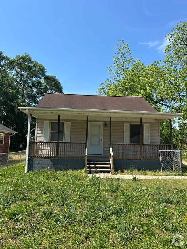 Building Photo - Welcome to this charming 3 bedroom, 2 bath...