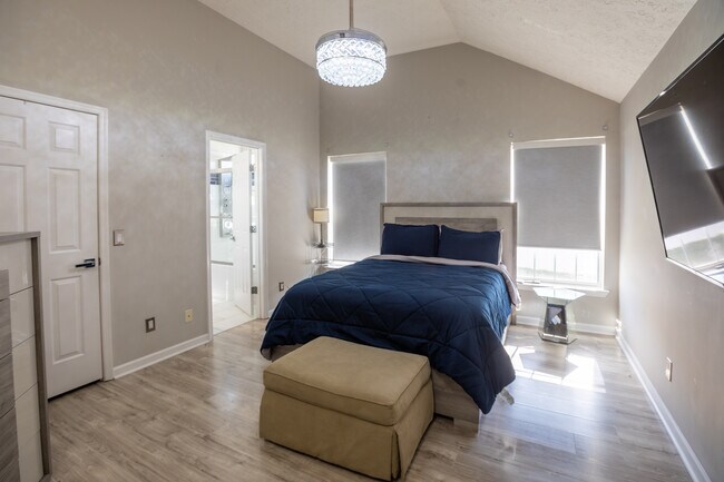 Building Photo - 5464 Daniel Ray Dr