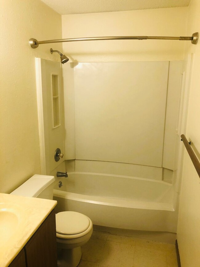 Building Photo - Convenient Location