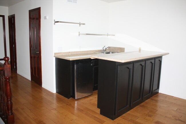 Building Photo - Los Caballeros #007