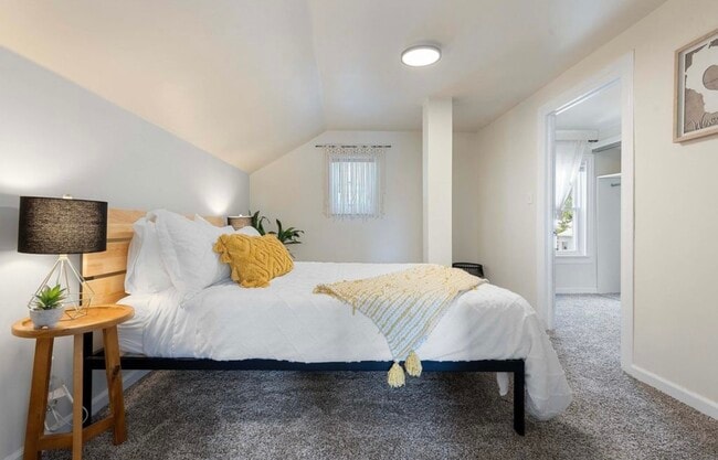 Building Photo - 532 W 5th Ave