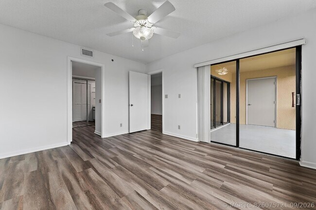 Building Photo - 700 Uno Lago Dr