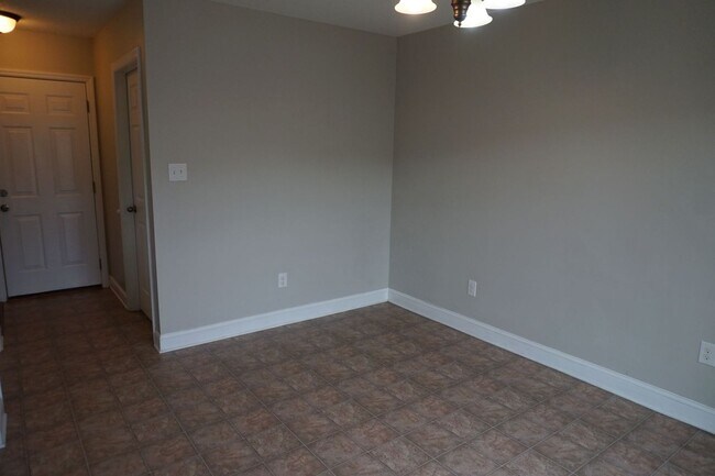 Building Photo - 3 Bedroom 2.5 Bathroom home located in Rogers Farm in Hubert!