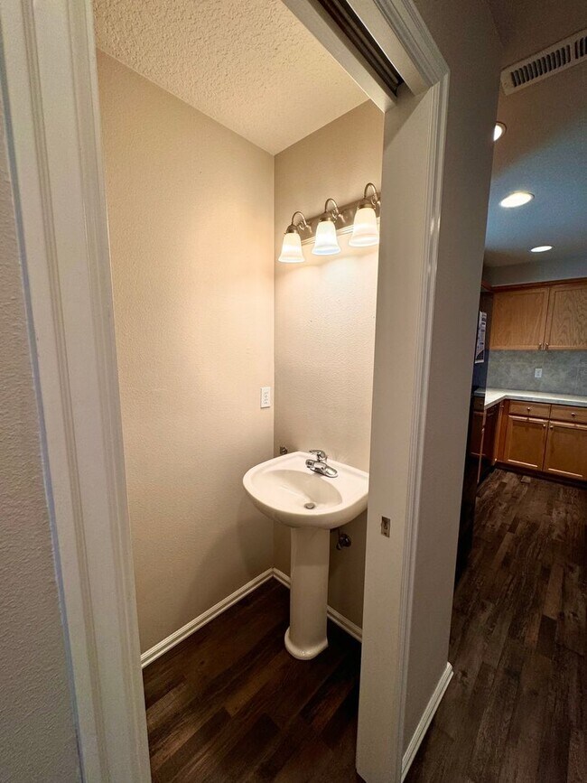 Building Photo - Beautiful Pet Friendly South Corvallis Home