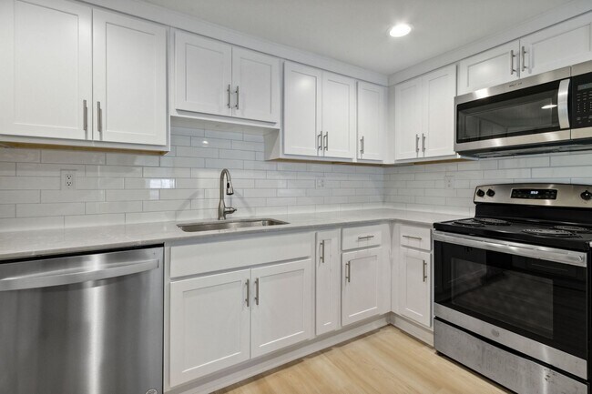 Building Photo - Small Duplex on Amelia Island
