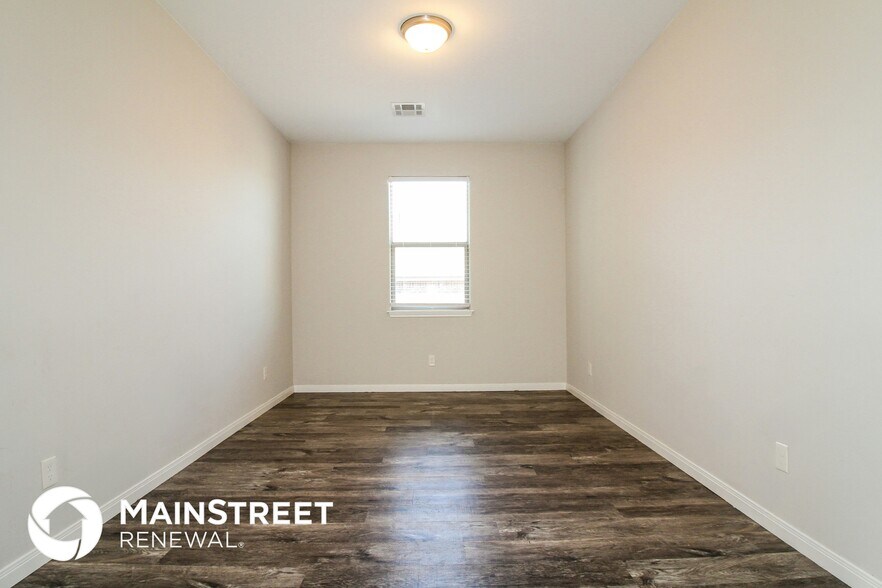 Building Photo - 320 E Georgia Terrace