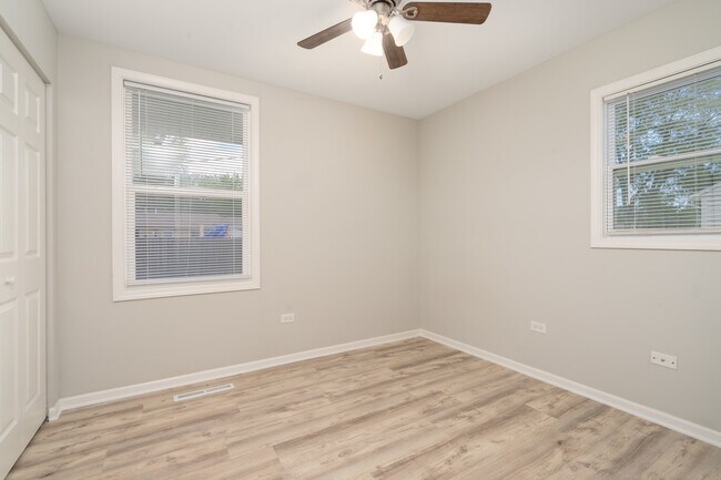Building Photo - 6 E Briarwood Dr