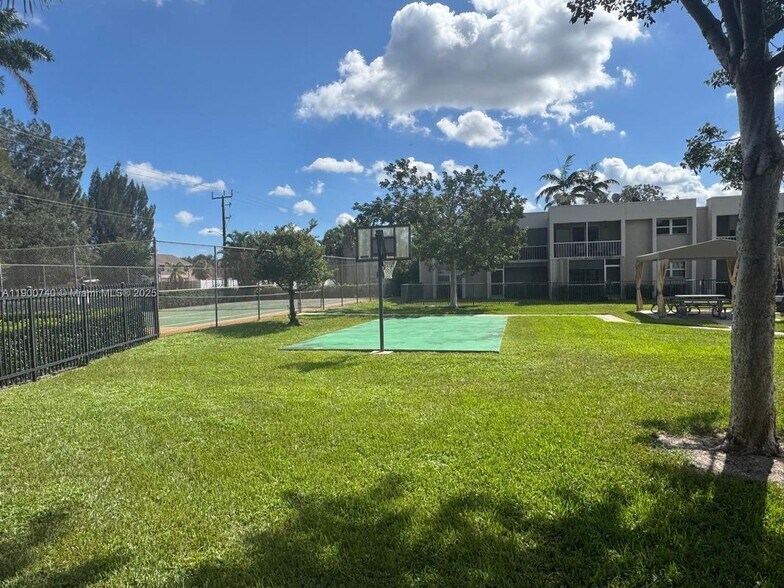 Building Photo - 8527 Old Country Manor