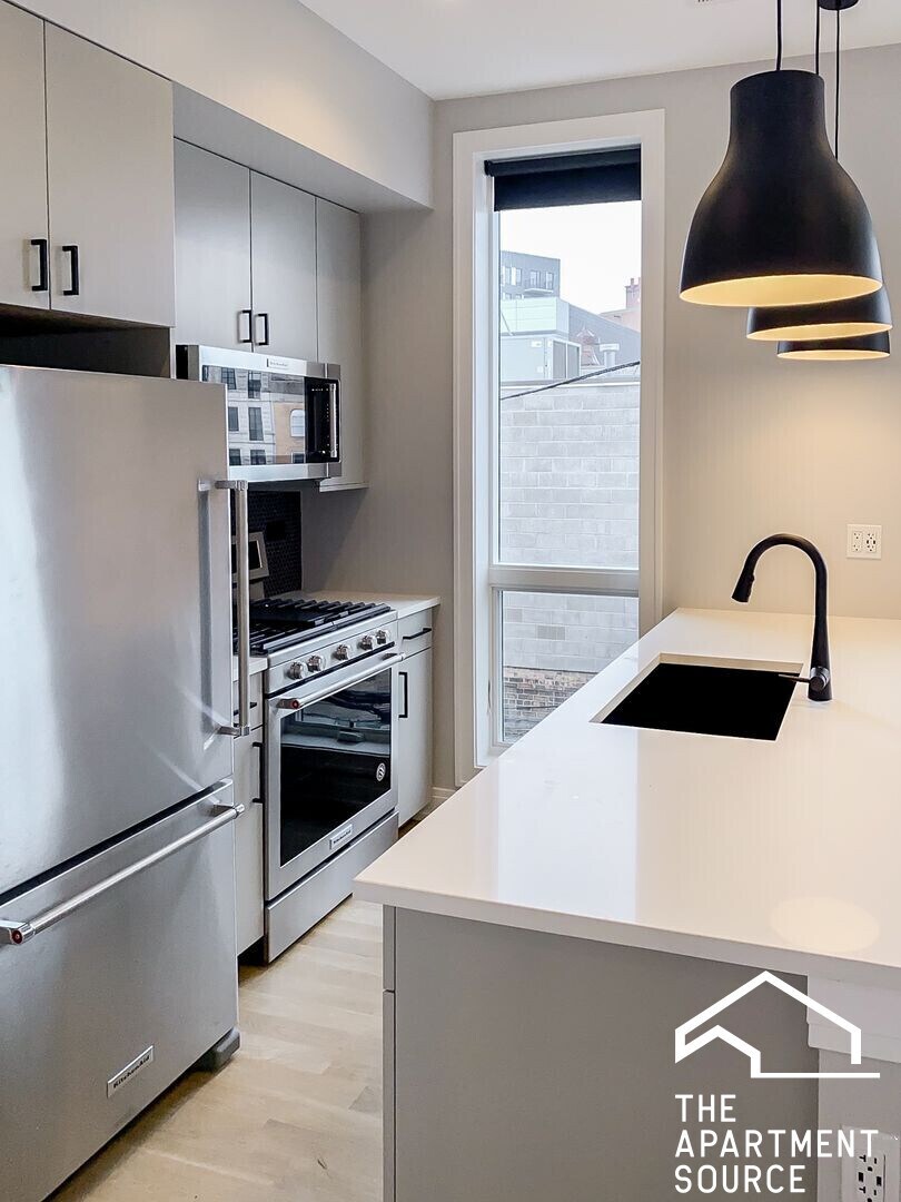 Building Photo - 1050 W Cornelia Ave