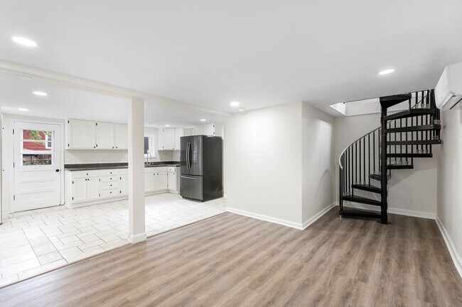 Building Photo - 1036 Seymour Ave