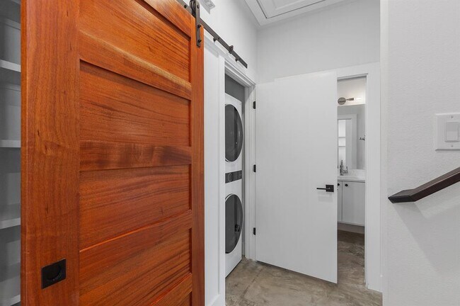 Building Photo - 913 Mansell Ave