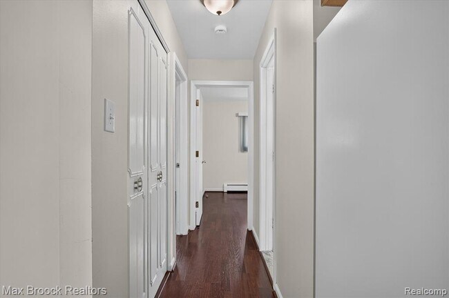 Building Photo - 100 W Hickory Grove Rd