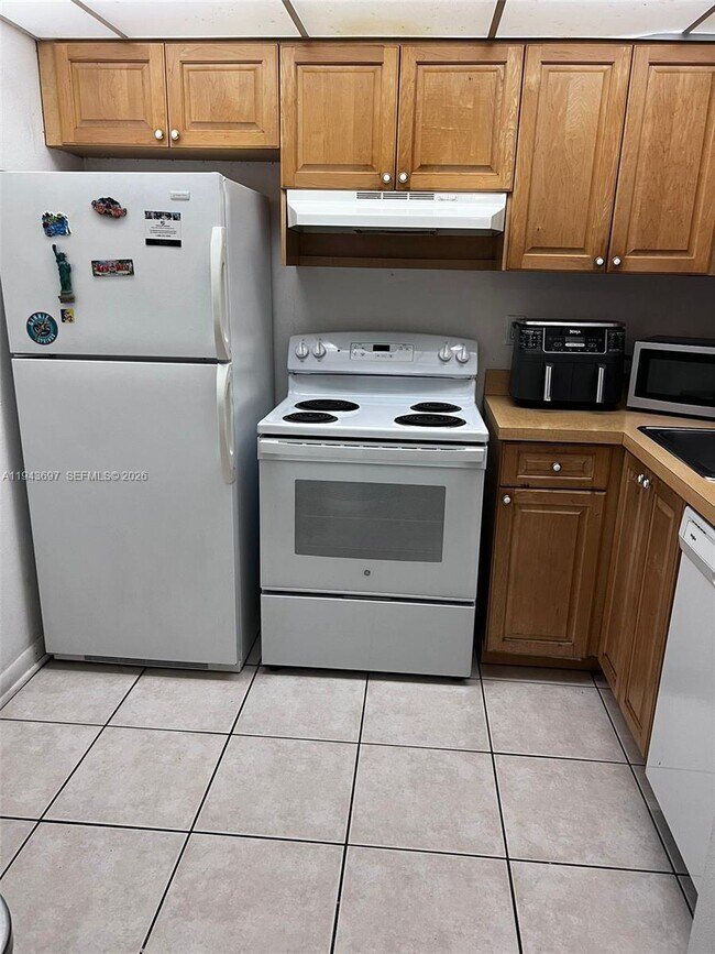 Building Photo - 9310 Fontainebleau Blvd