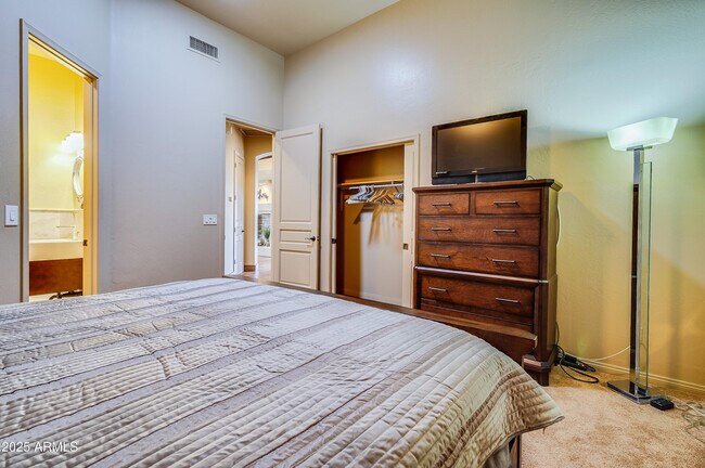 Building Photo - 10193 E Bayview Dr