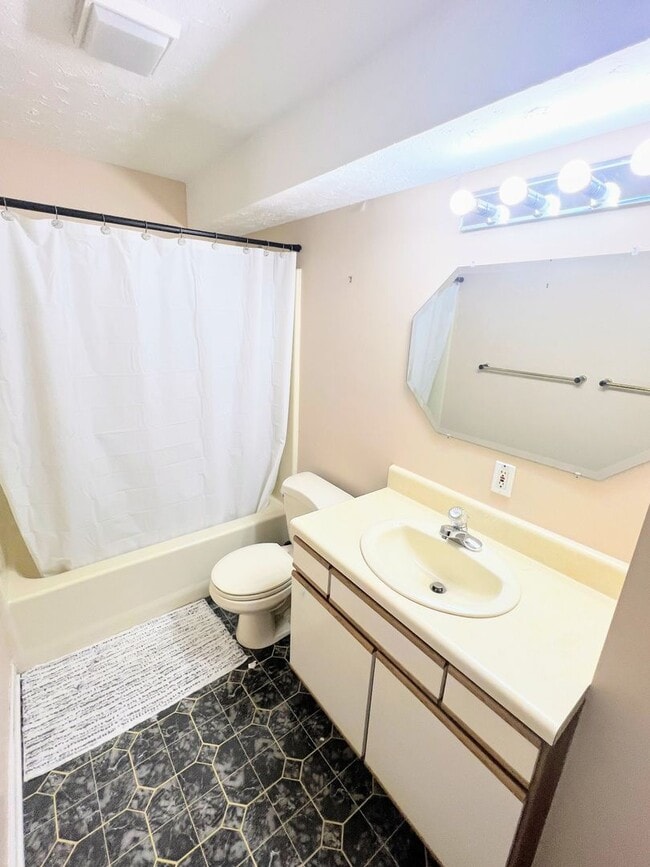 Building Photo - 3 Bedroom Townhome in Forest