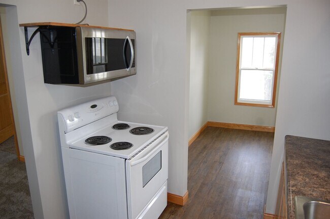 Building Photo - Cute & clean and close to campus!