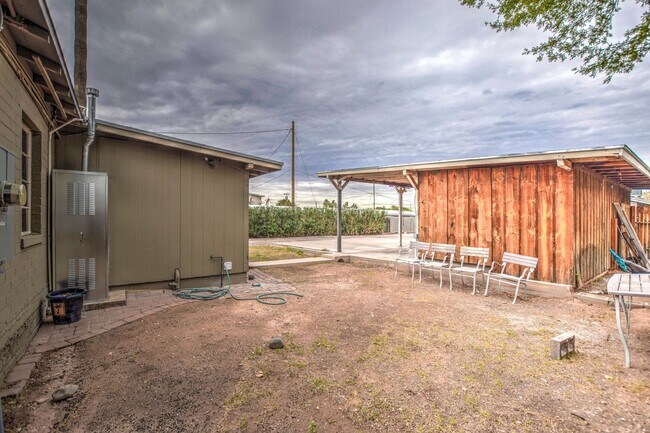 Building Photo - Vintage Ranch Home