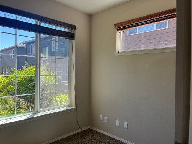 Building Photo - Beautiful 4BD + Den | 2.5BA | Single Family Home | Orenco Gardens Neighborhood