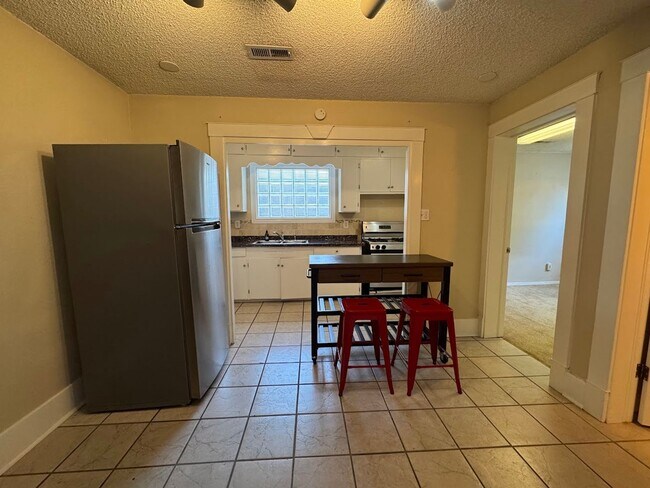 Building Photo - ***$500 off 1st Months Rent!***Well Kept H...