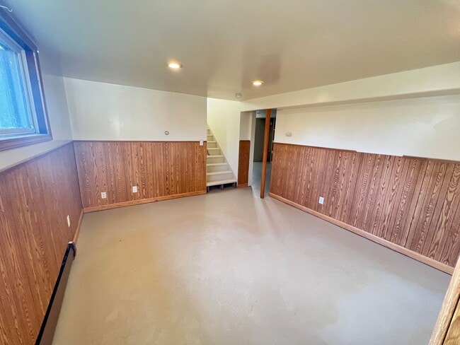 Building Photo - AVAILABLE JUNE 2025! HUGE 5 Bedroom, 2 Bath Home by UMD!