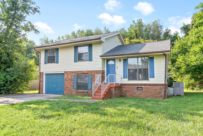 Building Photo - Updated Three Bedroom!