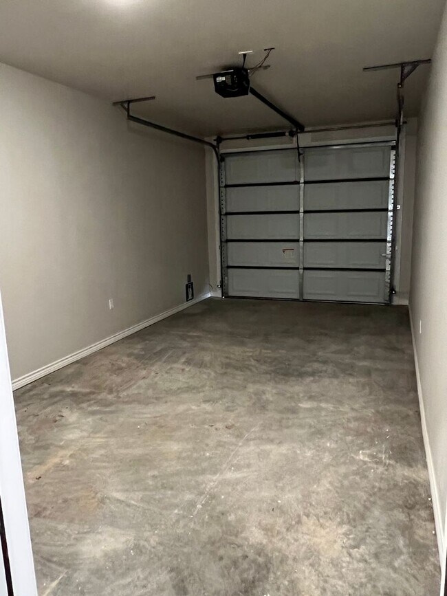 Building Photo - 127/129 Village North Circle