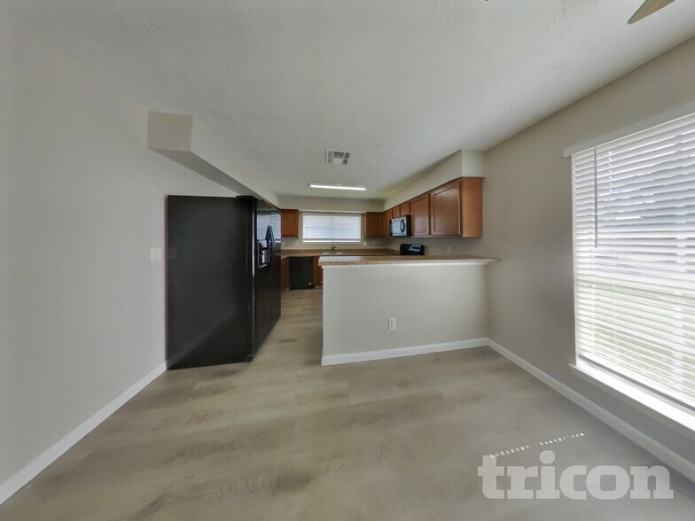 Building Photo - 14831 Waterside Dr