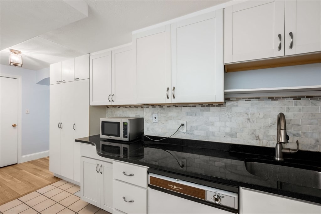 Building Photo - 242 Beacon St