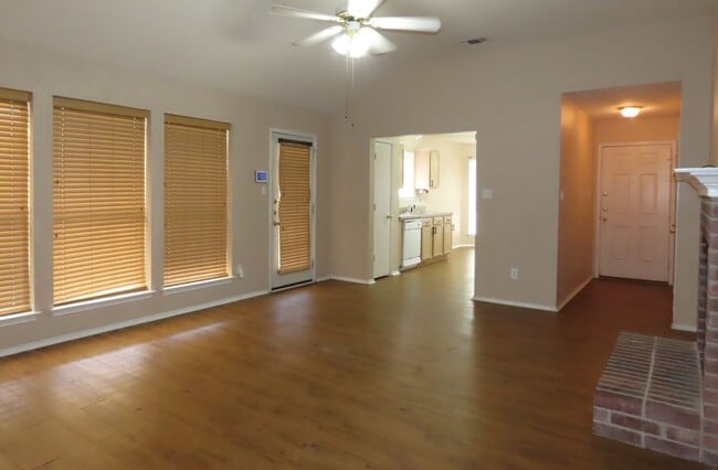 Building Photo - Charming 3 Bedroom, 2 Bath House in Flint-...