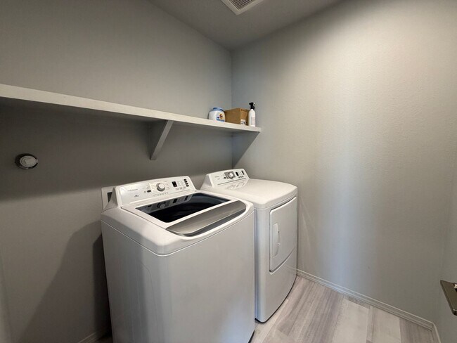 Building Photo - 3 Bedroom New Build Town Home in Mesa Del Sol Near Netflix Studios!