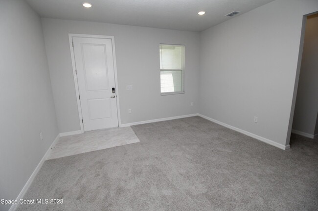 Building Photo - 743 Andrew St SE