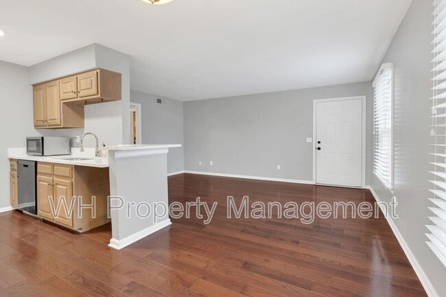 Building Photo - 1620 18th Ave S