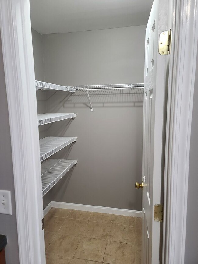 Building Photo - 3 bedroom,  2 1/2 bath town home in Waynesboro PA