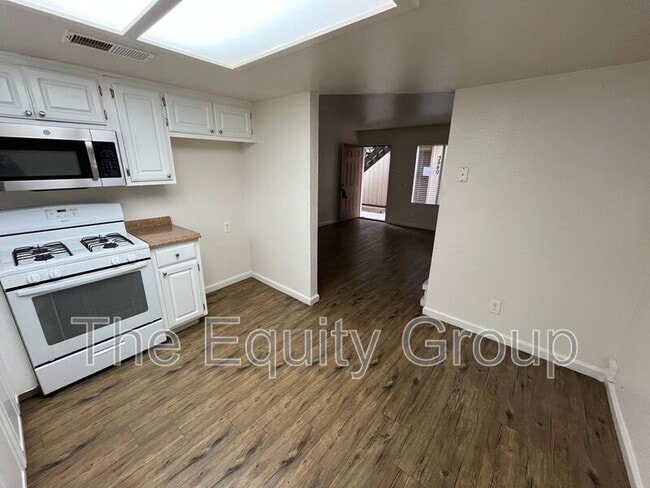Building Photo - 3936 W Meadow Ave
