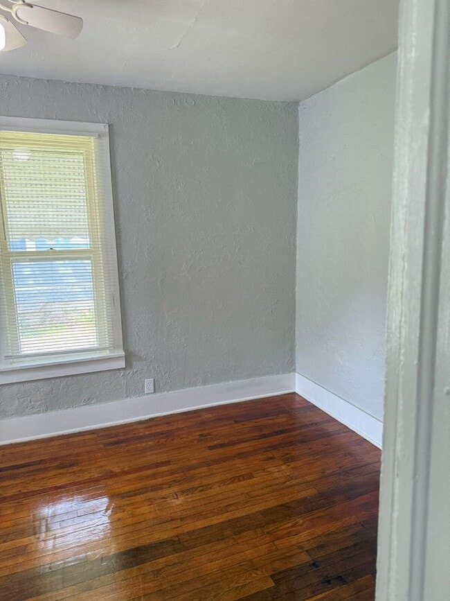 Building Photo - 3 bedroom, 1 bath remodeled home