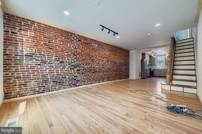 Building Photo - 511 S Ellwood Ave