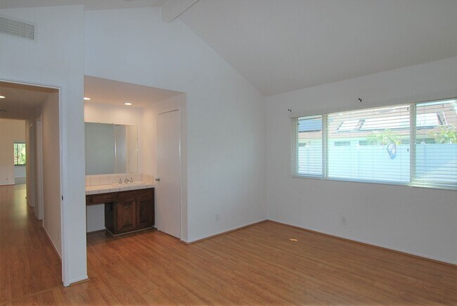 Building Photo - Beautiful 3-Bedroom Home with Pool, Spa & 3-Car Garage in Orange