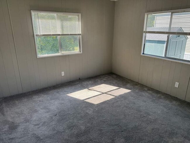 Building Photo - 2737 W Washington Center Rd