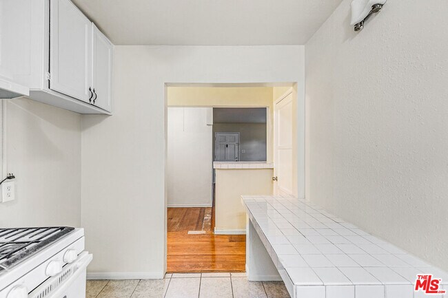 Building Photo - 3725 S Victoria Ave