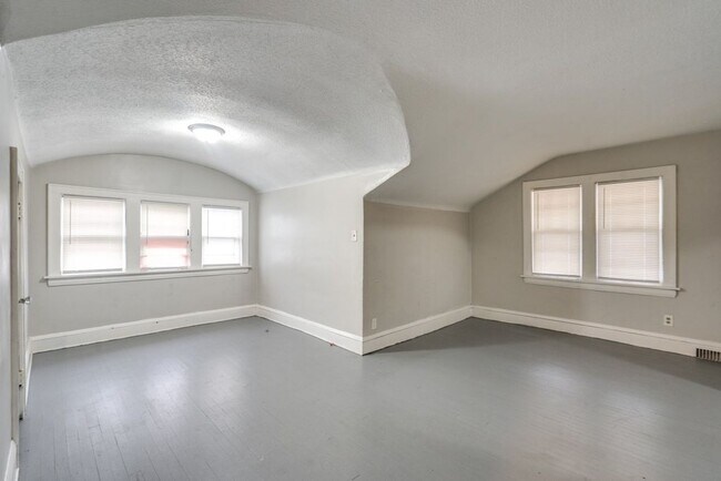 Building Photo - 614 Madison Ave