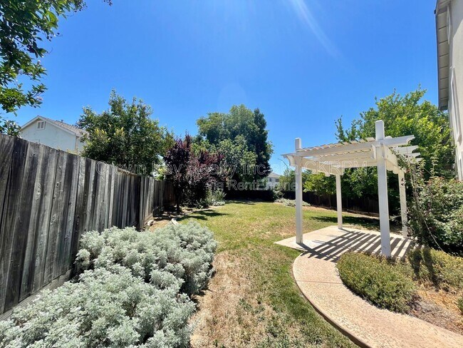 Building Photo - 2664 Ontario Dr