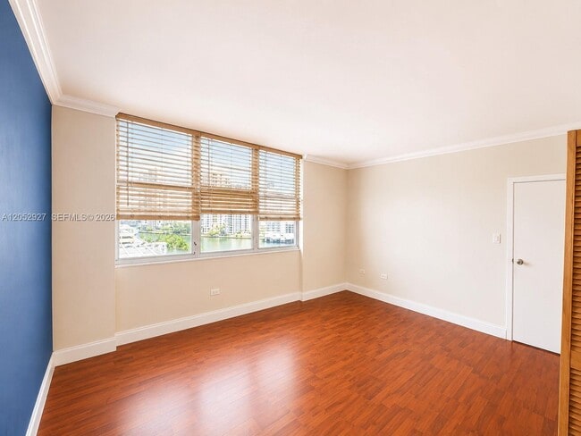 Building Photo - 825 Brickell Bay Dr