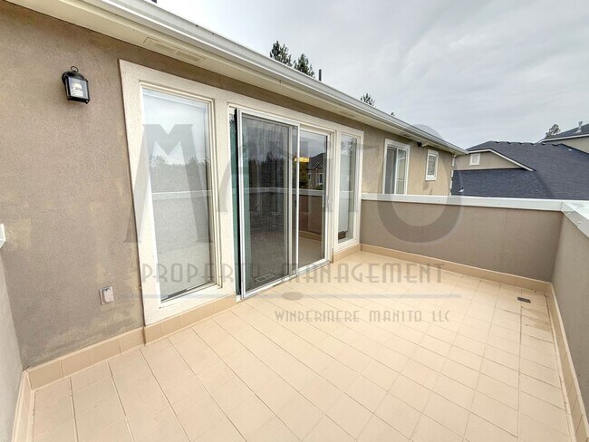 Building Photo - Beautiful Carnahan Crest Townhome