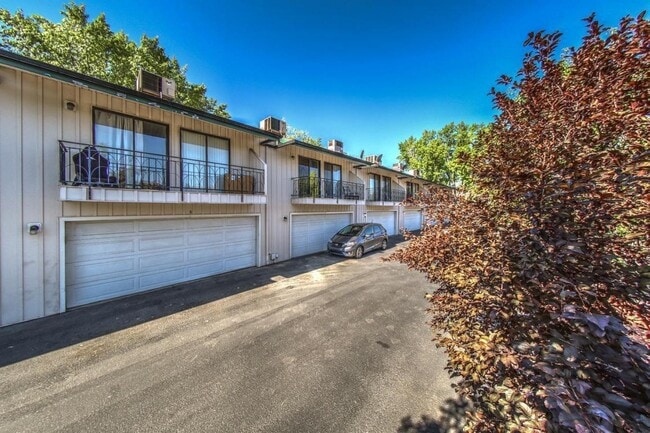 Building Photo - Townhome Near Temple