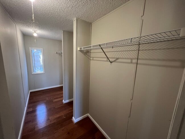 Building Photo - Lovely 3 bedroom 2 bath home available to ...