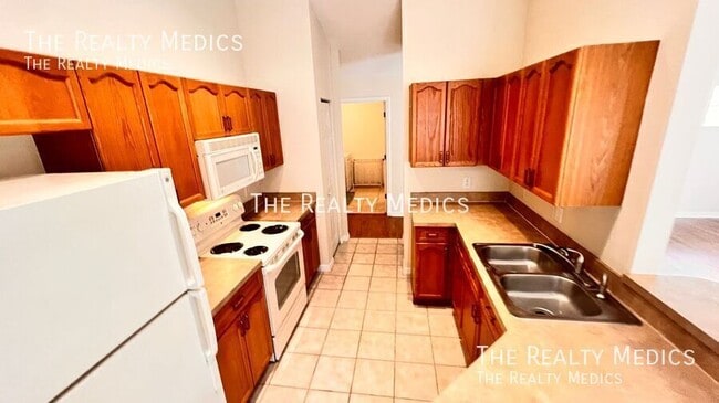 Building Photo - 3658 Oakdale Cir