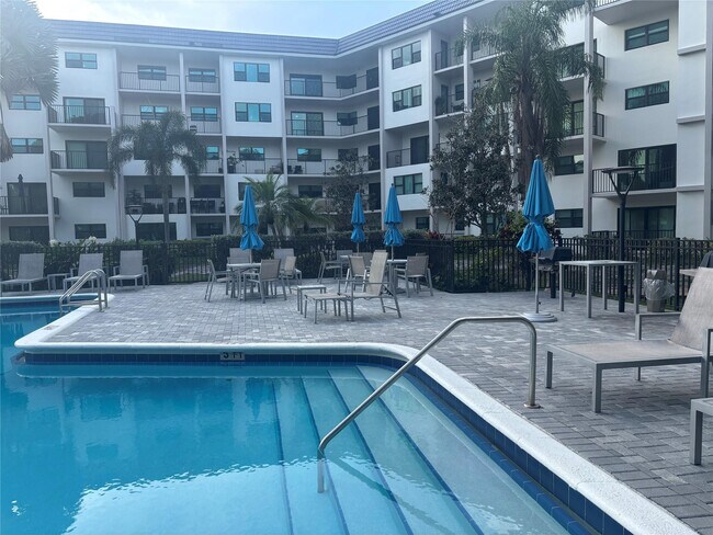 Building Photo - 900 River Reach Dr