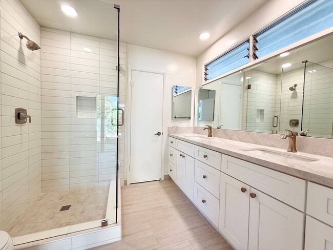 Building Photo - Beautiful 3BR/3BA Point Loma Home with Vaulted Ceilings & Central AC