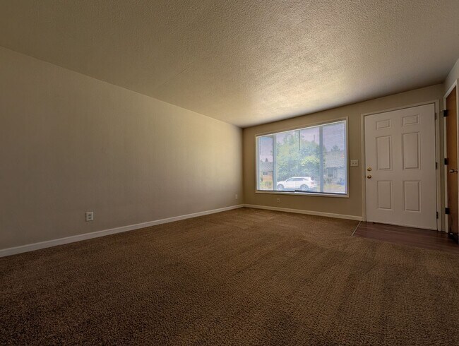 Building Photo - Nice 2 bed/1 bath duplex off River Road