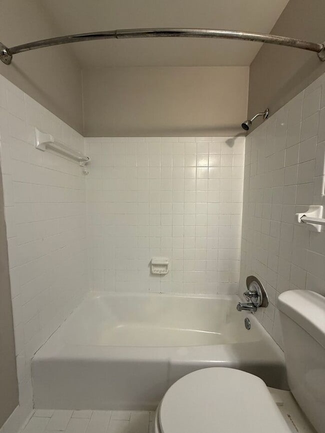 Building Photo - 2 Bedroom Unit was recently renovated. Live walking distance from the downtown square or steps fr...
